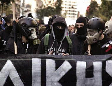 Επίθεση με μπογιές αναρχικών του Ρουβίκωνα στο Δικαστικό Μέγαρο Λάρισας (βίντεο)